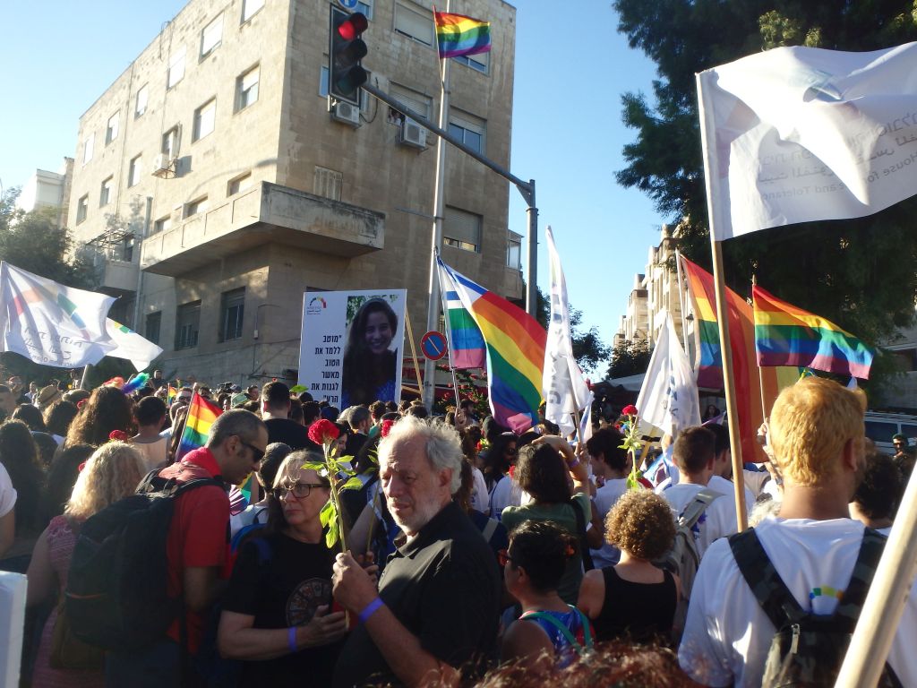 En la marcha gay en Jerusalem hace unos años, los participantes se detienen en la esquina en la que fue asesinada en el 2015 Shira Banki, donde se había colocado su foto en su memoria En la marcha gay en Jerusalem hace unos años, los participantes se detienen en la esquina en la que fue asesinada en el 2015 Shira Banki, donde se había colocado su foto en su memoria