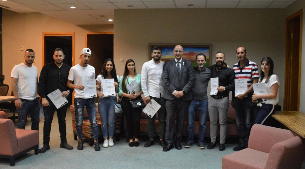Algunos de los participantes en el curso, con los organizadores, Elias Zarina (cristiano) y Amit Barak (judío), los fundadores de la Iniciativa de los Jerosolimitanos Algunos de los participantes en el curso, con los organizadores, Elias Zarina (cristiano) y Amit Barak (judío), los fundadores de la Iniciativa de los Jerosolimitanos