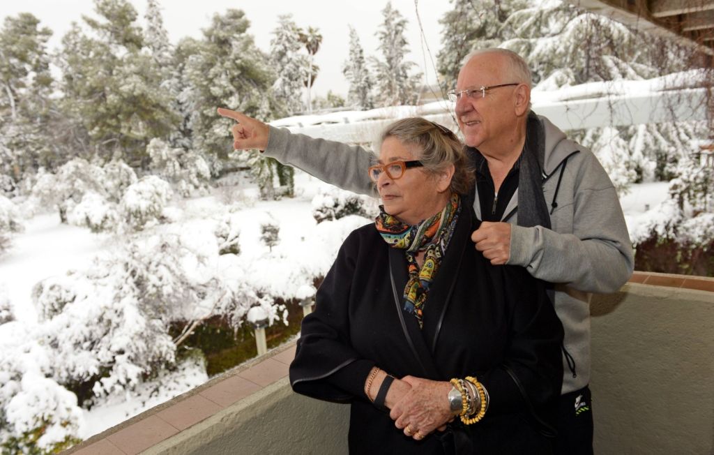 El Presidente de Israel Reuven Rivlin y su esposa Nejama, durante la última nevada en Jerusalem. (Foto: Haim Tzach, GPO)