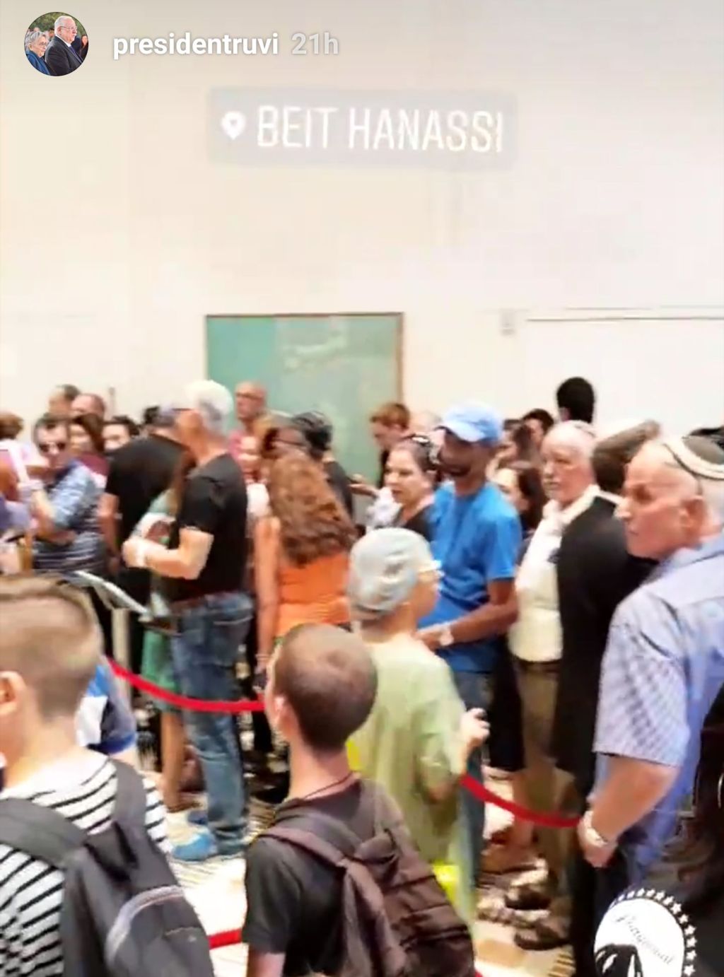Largas filas de ciudadanos de todo el país, esperando para saludar al Presidente y darle su pésame. Largas filas de ciudadanos de todo el país, esperando para saludar al Presidente y darle su pésame.