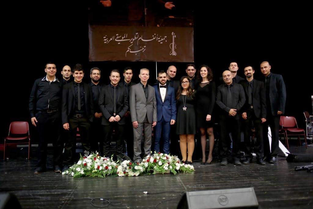 El Maestro Kamil Shajrawi con la orquesta Al Masaia que dirige El Maestro Kamil Shajrawi con la orquesta Al Masaia que dirige