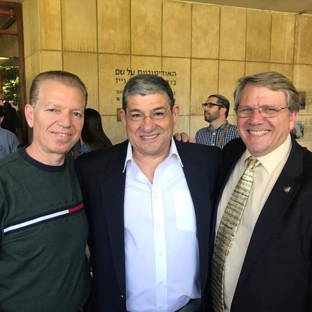 Kamil Shajrawi (izquierda), con el Presidente y Vicepresidente de la Academia Rubin de Música de Jerusalem