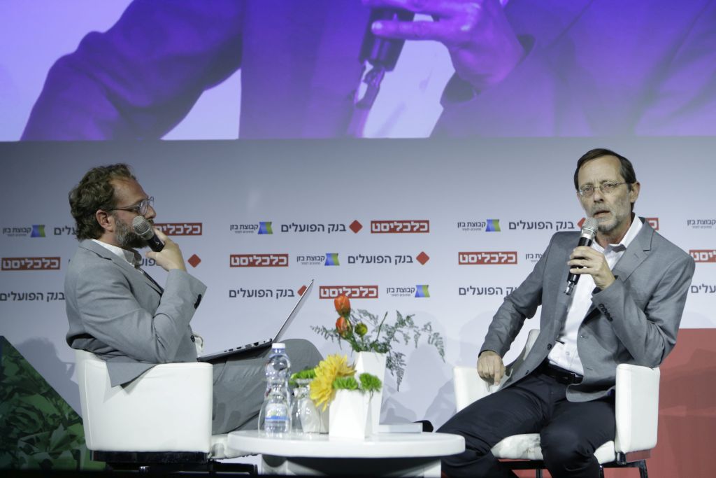 Adrián Filut, entrevistando al entonces candidato Moshe Feiglin en la conferencia de