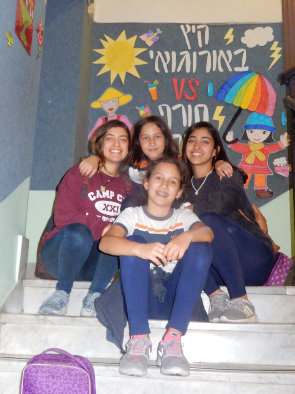 Yuval con alumnas en la Escuela Integral Yuval con alumnas en la Escuela Integral