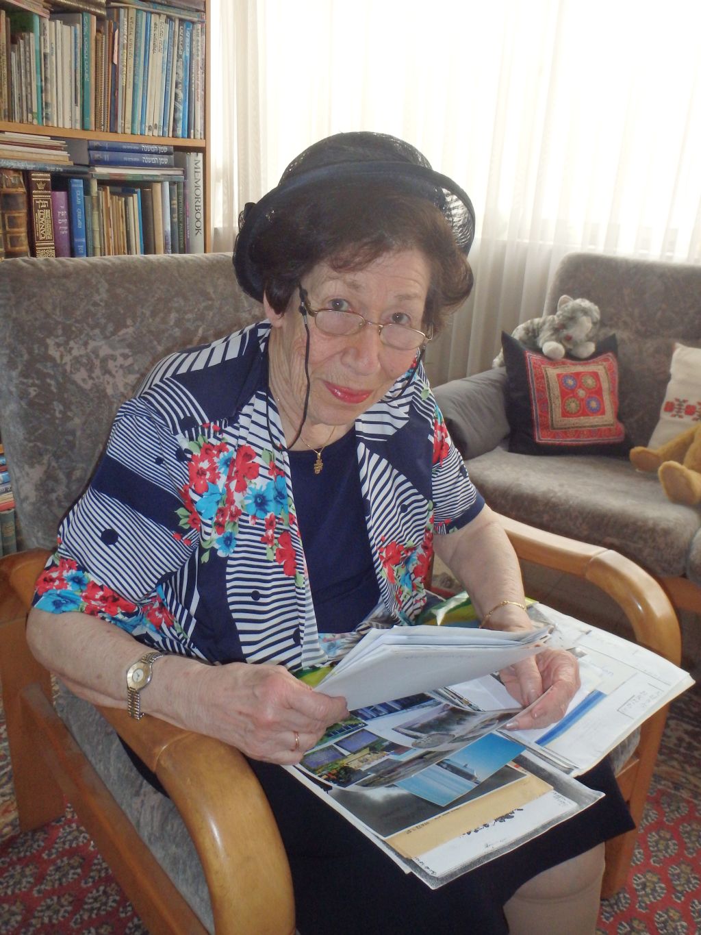 Con un álbum de recuerdos, en su casa en Jerusalem Con un álbum de recuerdos, en su casa en Jerusalem