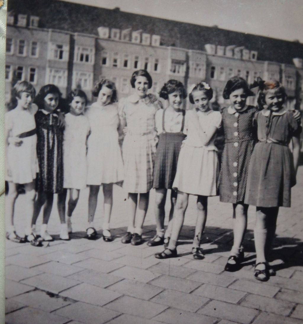Entre amigas. Anna Frank es la segunda de la izquierda. Hanna, la cuarta.