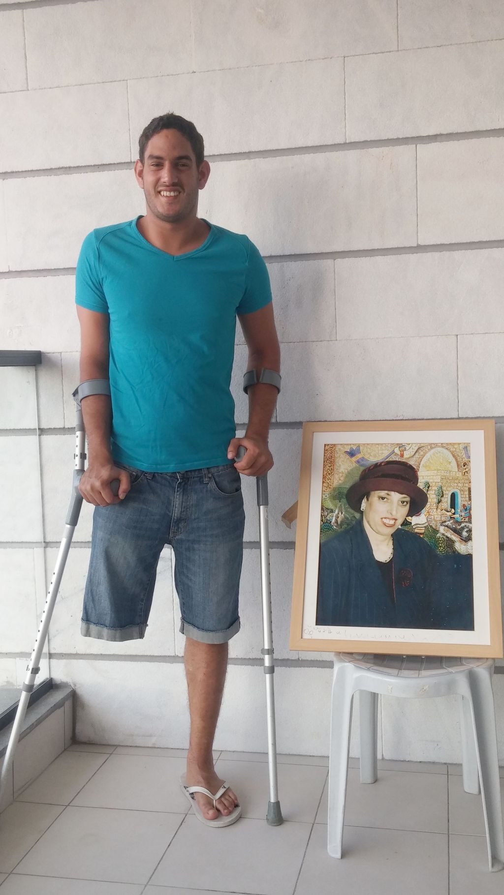 Asahel Shabo, en su departamento en Ramat Gan. A su lado, la foto de su madre asesinada.