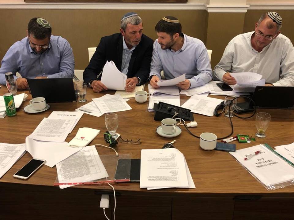 Rafi Peretz (de chaqueta oscura) y Betzalel Smotrich a su derecha, hoy los recién nombrados ministros, en una reunión del partido después de las elecciones de abril. (Foto: Facebook de Rafi Peretz)