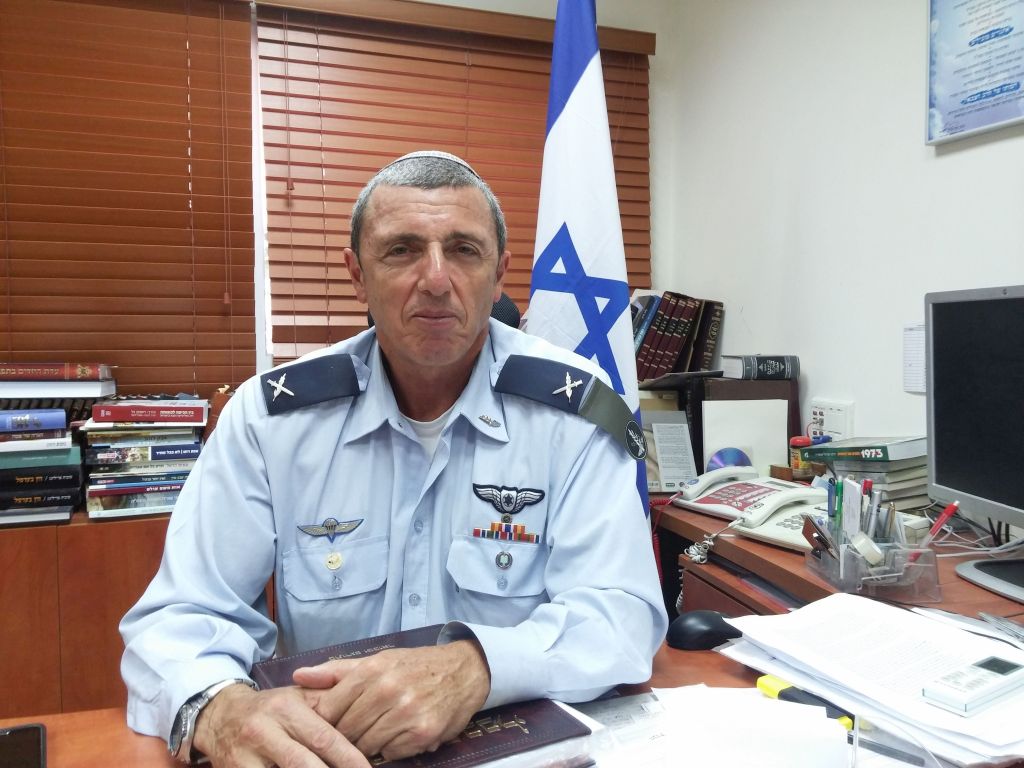 Rafi Peretz, en su despacho de Rabino Jefe de Tzahal Rafi Peretz, en su despacho de Rabino Jefe de Tzahal