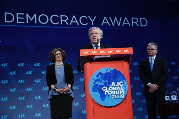 Almagro agradeciendo el galardón. (Foto: AJC)