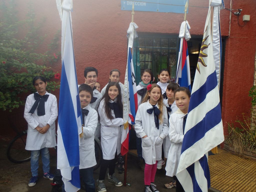 Abanderas esperando para entrar a un acto, en la Escuela N° 217 Estado de Israel