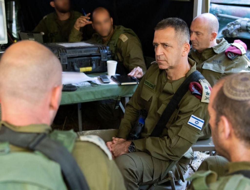 El Comandante en Jefe de las Fuerzas de Defensa de ISrael Teniente General Aviv Kohavi, con las tropas