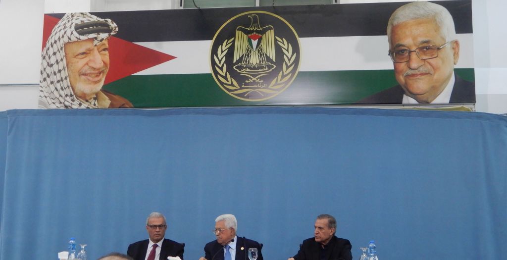 La enorme sala de la rueda de prensa.A la izquierda de Abbas, Nabil Amr. A la derecha, su veterano vocero Nabil Abu Rudeina.