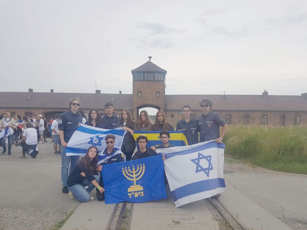 Varios jóvenes de Betar Uruguay en Auschwitz-Birkenau