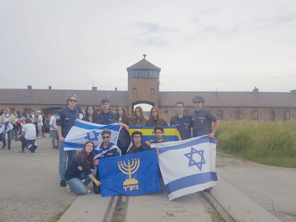 Varios jóvenes de Betar Uruguay en Auschwitz-Birkenau Varios jóvenes de Betar Uruguay en Auschwitz-Birkenau