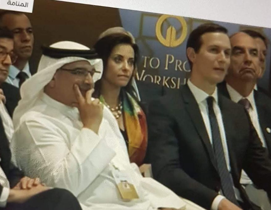 El empresario palestino Ashraf Ja´abari, atrás, en la conferencia. Adelante, una de las autoridades de Bahrein junto a Jared Kushner, yerno y asesor especial de Trump, que encabezó la conferencia.