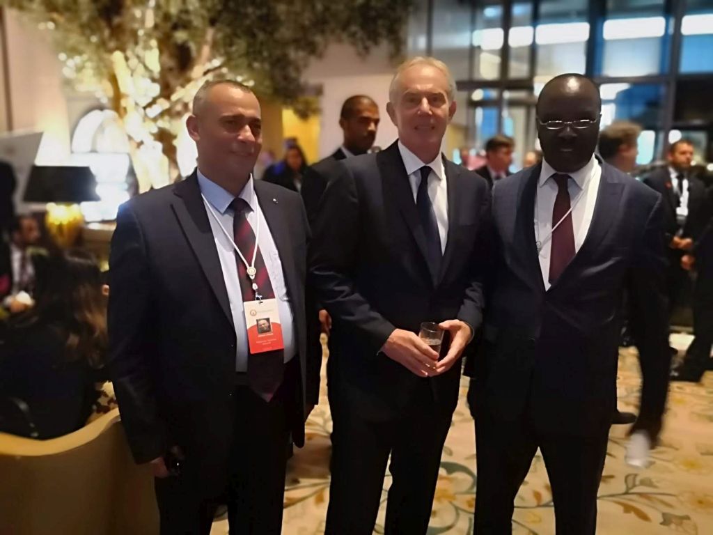 Ja´abari con el ex Premier británico Tonny Blair que se ha dedicado a intentar promover iniciativas de desarrollo en la región, y otro de los participantes Ja´abari con el ex Premier británico Tonny Blair que se ha dedicado a intentar promover iniciativas de desarrollo en la región, y otro de los participantes
