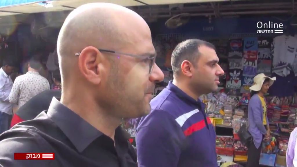 Suhaib Yousef y Ohad Hemo en un mercado asiático (Captura de pantalla canal 12) Suhaib Yousef y Ohad Hemo en un mercado asiático (Captura de pantalla canal 12)