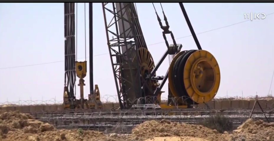 Los trabajos para la construcción del obstáculo subterráneo protector de túneles, (Foto: Captura de pantalla del canal 11 de la tv israelí)