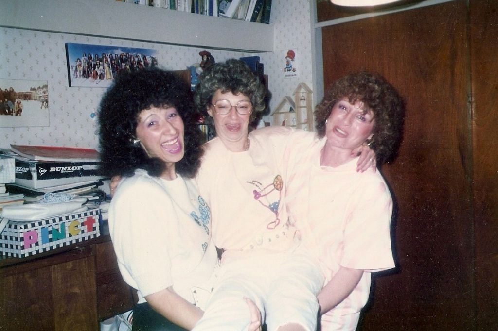 De izquierda a derecha Graciela Levinson, su hermana Esther (mamá de Roxana) y una prima de ambas, Marta.