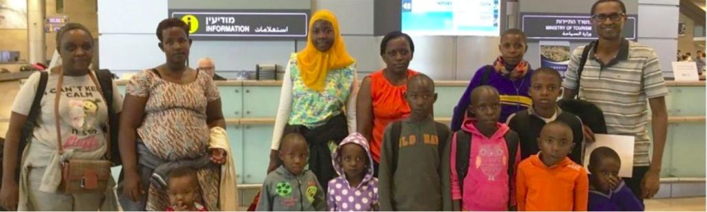 Los niños de Rwanda y sus acompañantes Los niños de Rwanda y sus acompañantes