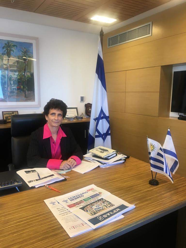 La Embajadora Galit Ronen en su despacho