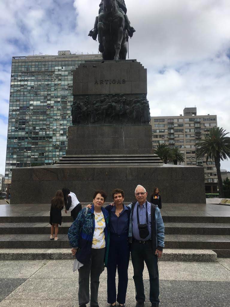 Galit con sus padres Dolly (Z"L) y Assaf Ronen en la Plaza Independencia en Montevideo, antes de viajar a Chile.