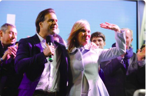 Luis Lacalle Pou y Beatriz Argimón, apenas se confirmó que él será el candidato del Partido Nacional a la Presidencia. (Foto: Twitter de Lacalle Pou)