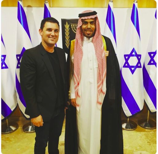 El diputado de Kajol Lavan Eitan Ginzburg con Muhamad Saud durante la visita de la delegación a la Kneset