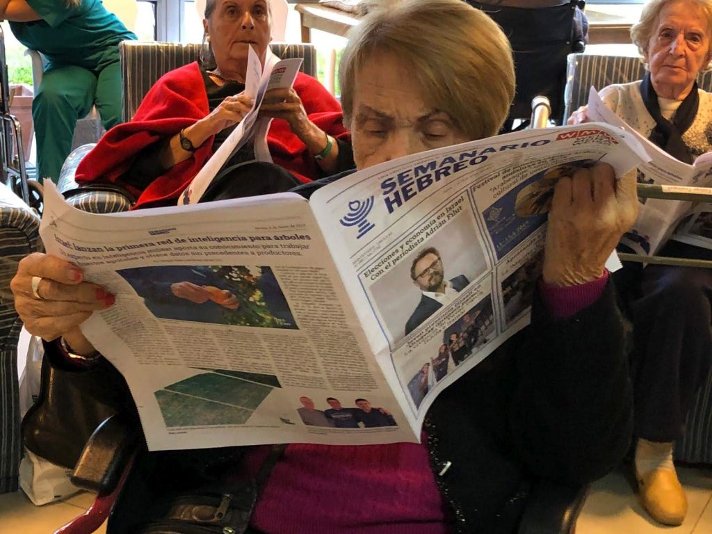 Leyendo Semanario Hebreo en el Hogar Leyendo Semanario Hebreo en el Hogar