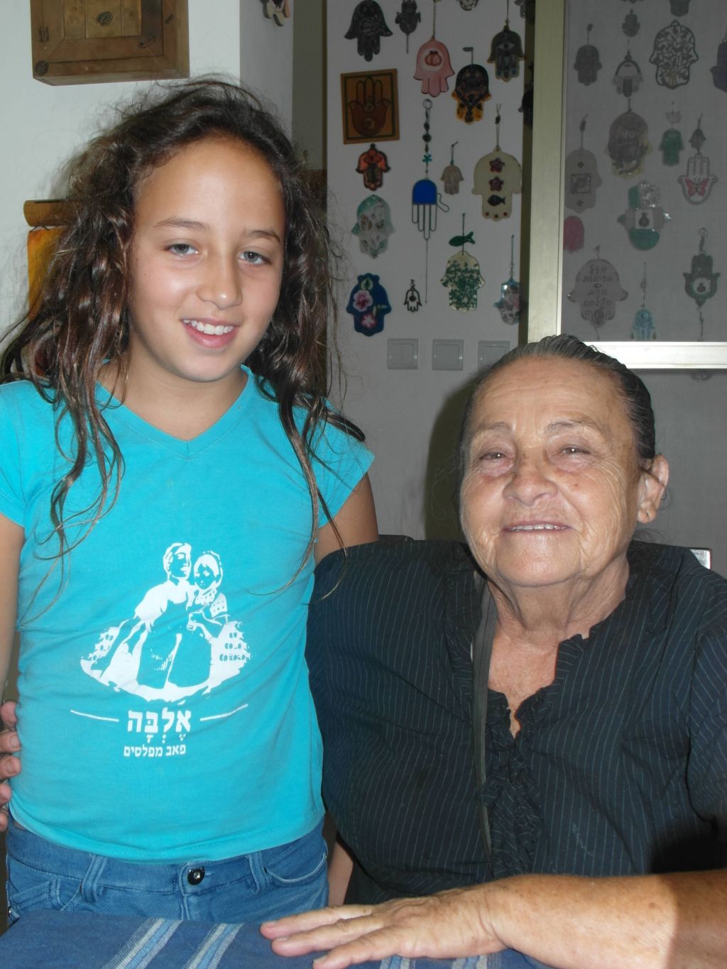 Raquelita y Roni, una de sus nietas, que hoy por cierto ya está más grande.