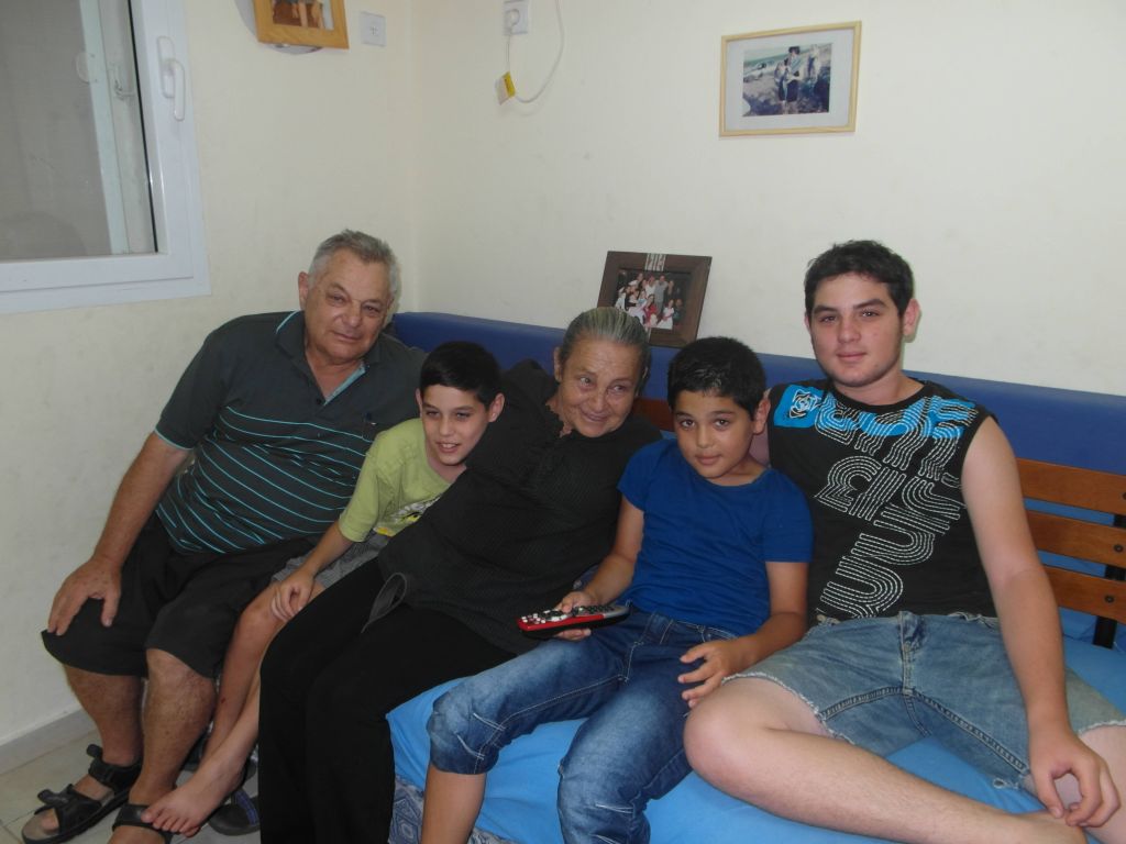 Con algunos de sus nietos, en Mefalsim