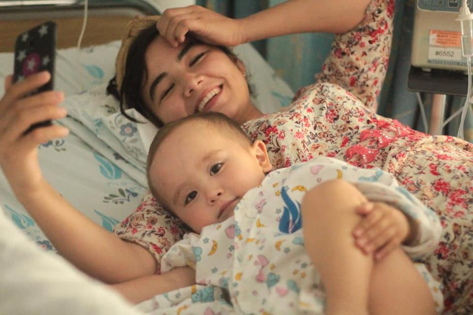 Husan con su mamá, ya después de la operación