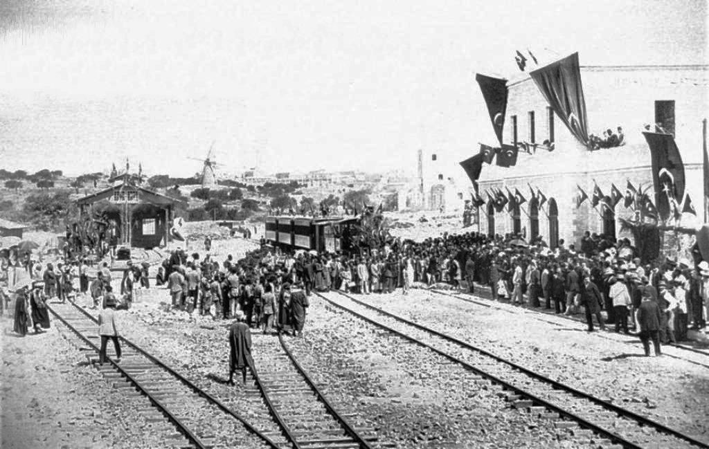 La llegada del primer tren en 1892 (Foto. Wikimedia commons)