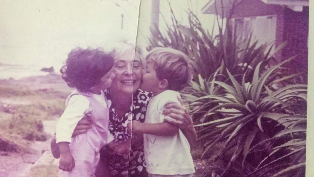 Con la abuela materna Wanda da Silveira y su prima Mariana Prada, en la casa de La Paloma, 1971