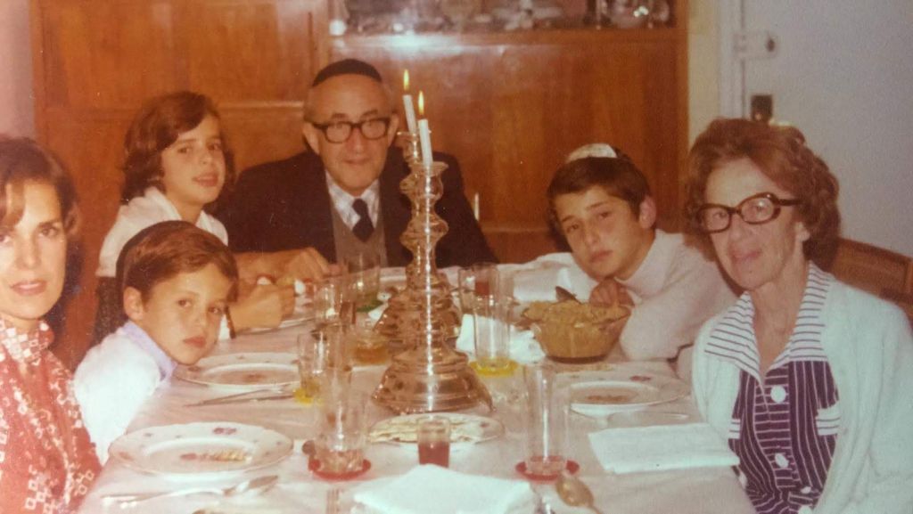 Celebrando el Seder de Pesaj en lo de los abuelos paternos: Opa (Giorg Drexler) y Oma (Ruth Schlein)