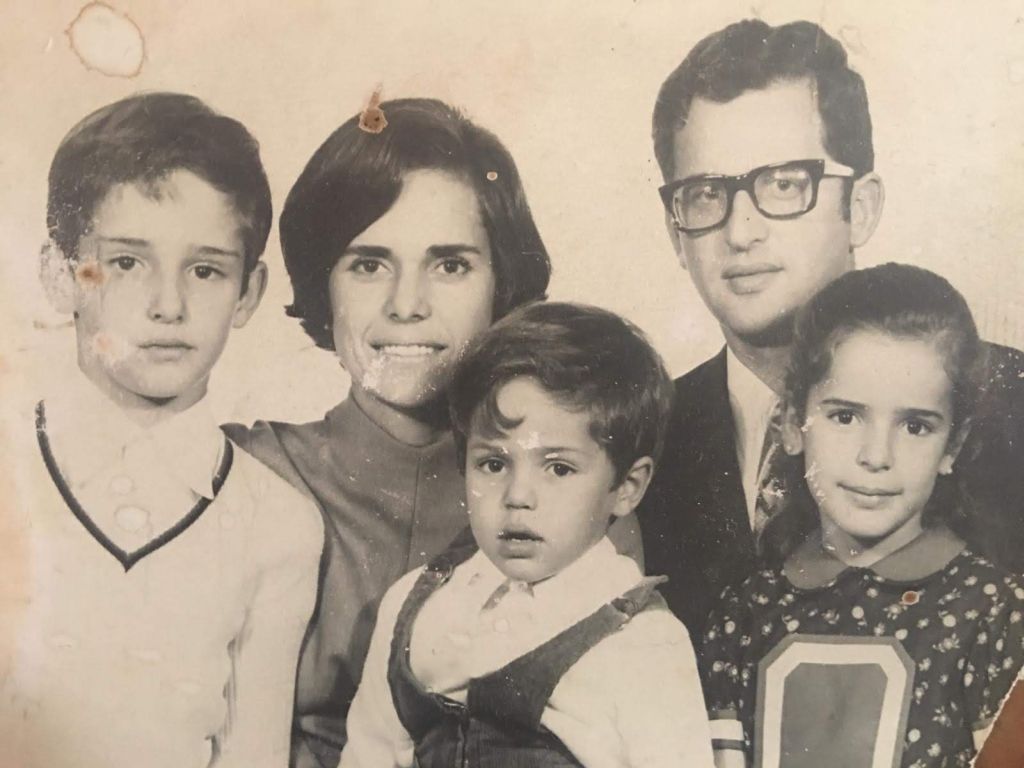 Con sus padres y hermanos, antes del nacimiento de Diego