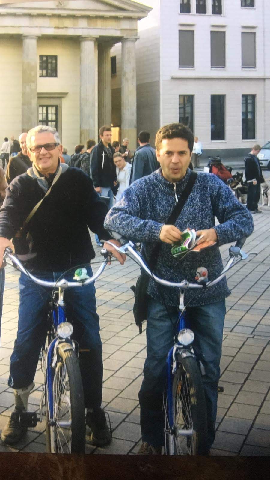 Daniel y su padre Gunter recorriendo Berlín en bicicleta en el 2008