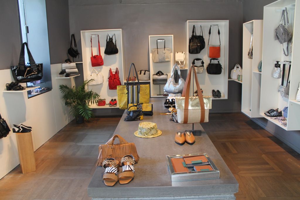 Sala de exhibición de los zapatos de Kobi Levi.