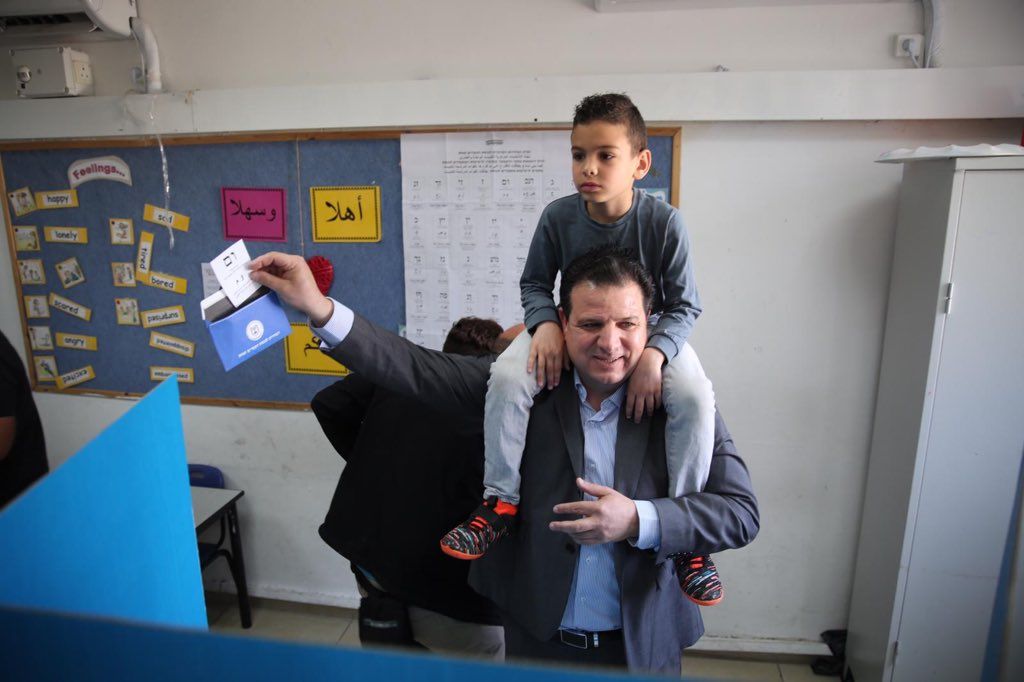 Ayman Odeh, jefe de la Lista Unida, votando en abril (Foto: su página de Facebook)