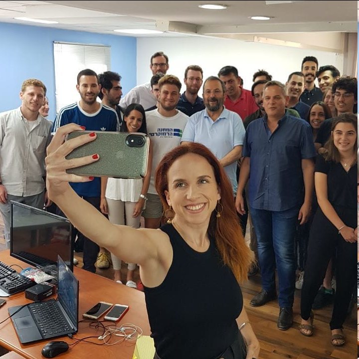 Stav Shafir, que toma la selfie al concretarse la formación del nuevo bloque Stav Shafir, que toma la selfie al concretarse la formación del nuevo bloque