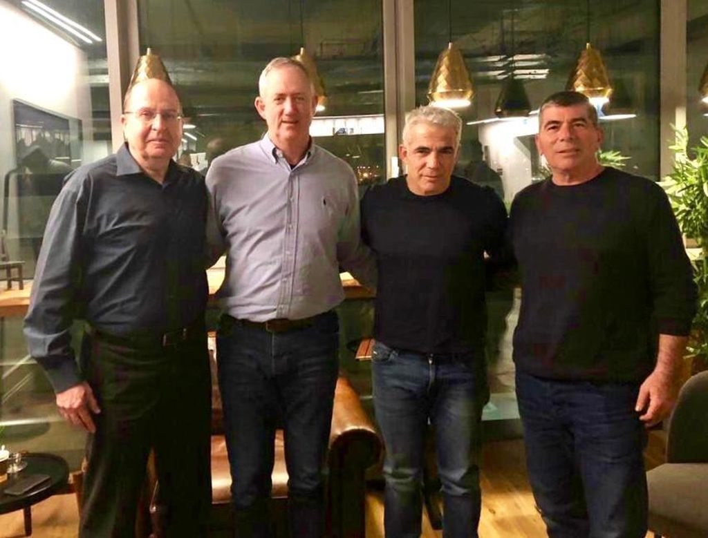 La cúpula de Kajol Lavan, 3 con rango de Teniente General y un periodista.De izq a der: Moshe Yaalon, Beni Gantz, Yair Lapid (el ex periodista) y Gabi Ashkenazi (Foto: Kajol Lavan) La cúpula de Kajol Lavan, 3 con rango de Teniente General y un periodista.De izq a der: Moshe Yaalon, Beni Gantz, Yair Lapid (el ex periodista) y Gabi Ashkenazi (Foto: Kajol Lavan)