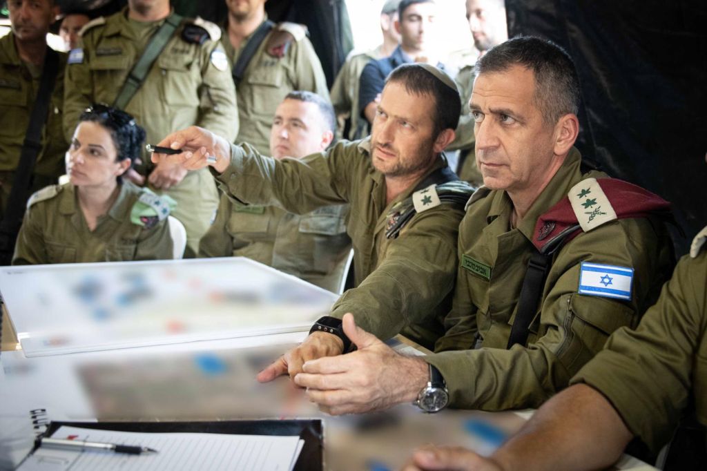 El jefe del ejército Tte. Gral Aviv Kojavi con altos oficiales (Foto: Dover Tzahal)