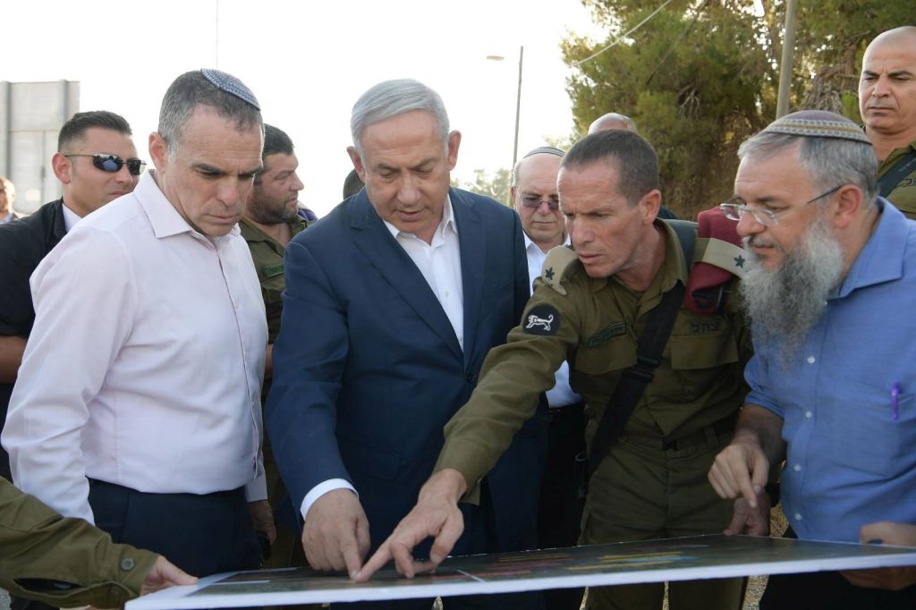 Netanyahu con el jefe del Comando Central General Nadav Padan (Foto: Omer Miron, GPO)
