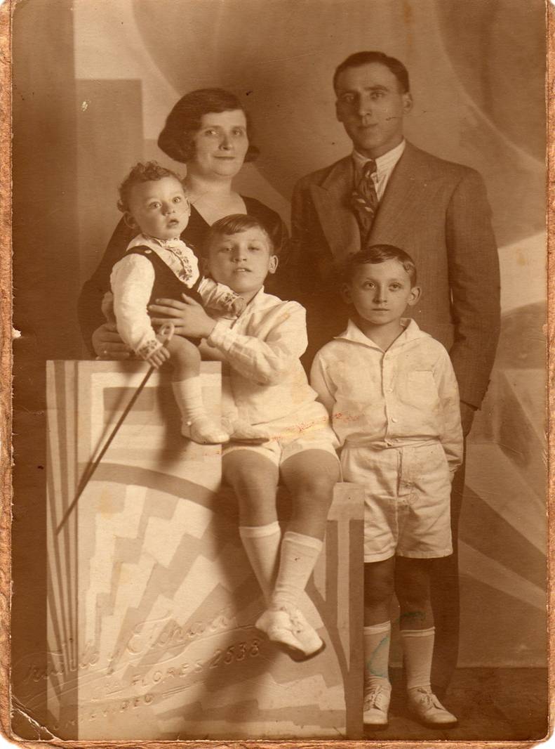 Con sus padres y sus dos hermanos Tzvi y José, 1934 Con sus padres y sus dos hermanos Tzvi y José, 1934