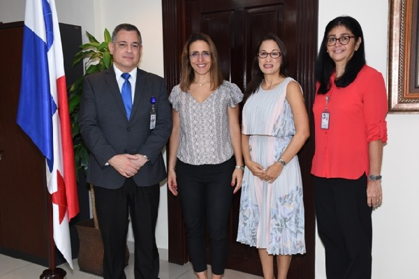 La Dra, Malena Cohen-Cymberknoh con autoridades de salud pública en Panamá Malena (segunda de la izquierda) junto al Dr.Julio García Valarini, Director de la Caja de Seguro Social de Panamá, el organismo que da el seguro médico a la mayoría de la población del país, y que se hará cargo de la creación del centro de FQ. A su lado, de rojo, la Dra. Sonia Carrasquilla, responsable de la parte médica de la Caja de Seguro Social. Y junto a ella, la neumóloga pediatra que dirigirá el Centro de FQ, Dra. Jenniffer Wittgreen.