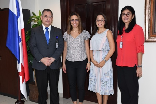 Malena (segunda de la izquierda) junto al Dr.Julio García Valarini, Director de la Caja de Seguro Social de Panamá, el organismo que da el seguro médico a la mayoría de la población del país, y que se hará cargo de la creación del centro de FQ. A su lado, de rojo, la Dra. Sonia Carrasquilla, responsable de la parte médica de la Caja de Seguro Social. Y junto a ella, la neumóloga pediatra que dirigirá el Centro de FQ, Dra. Jenniffer Wittgreen.