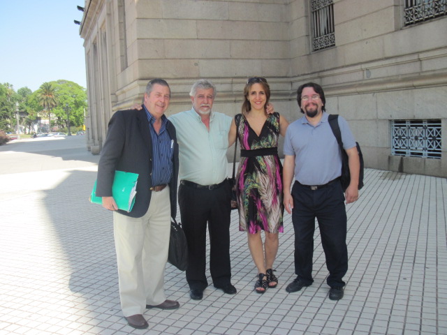 2011, Montevideo. En la entrada al Parlamento de Uruguay, Malena junto al Presidente,Vice Presidente y Secretario de la Asociación de Padres de Fibrosis Quística