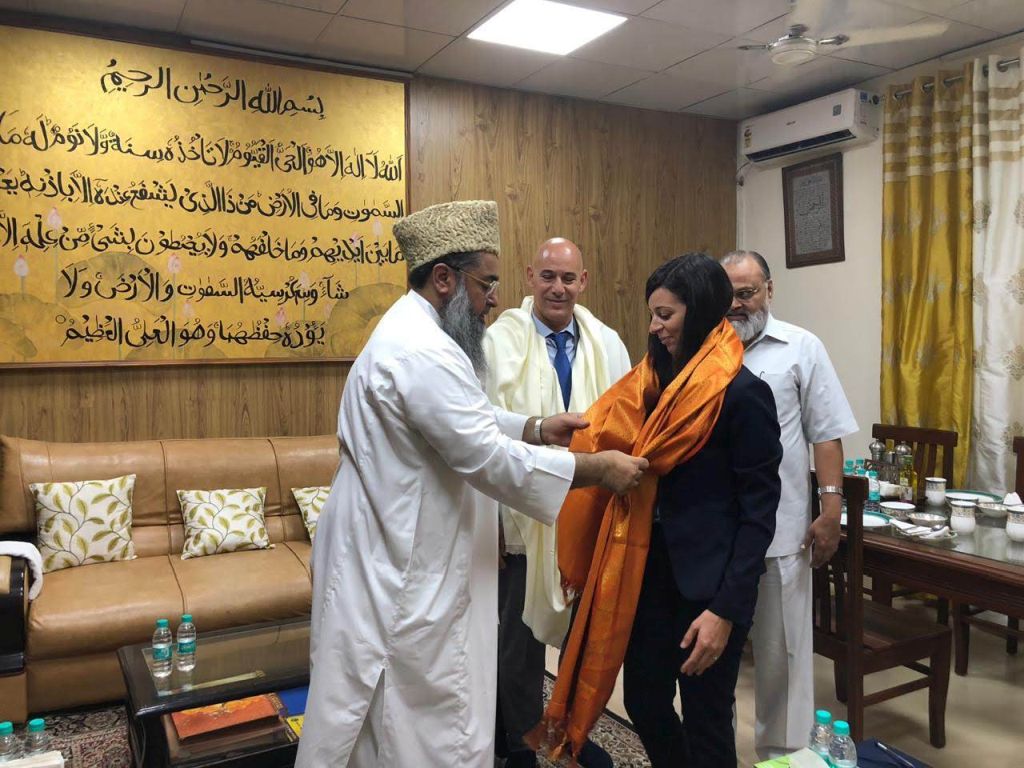 Con el Imam de la India, recibiendo un obsequio