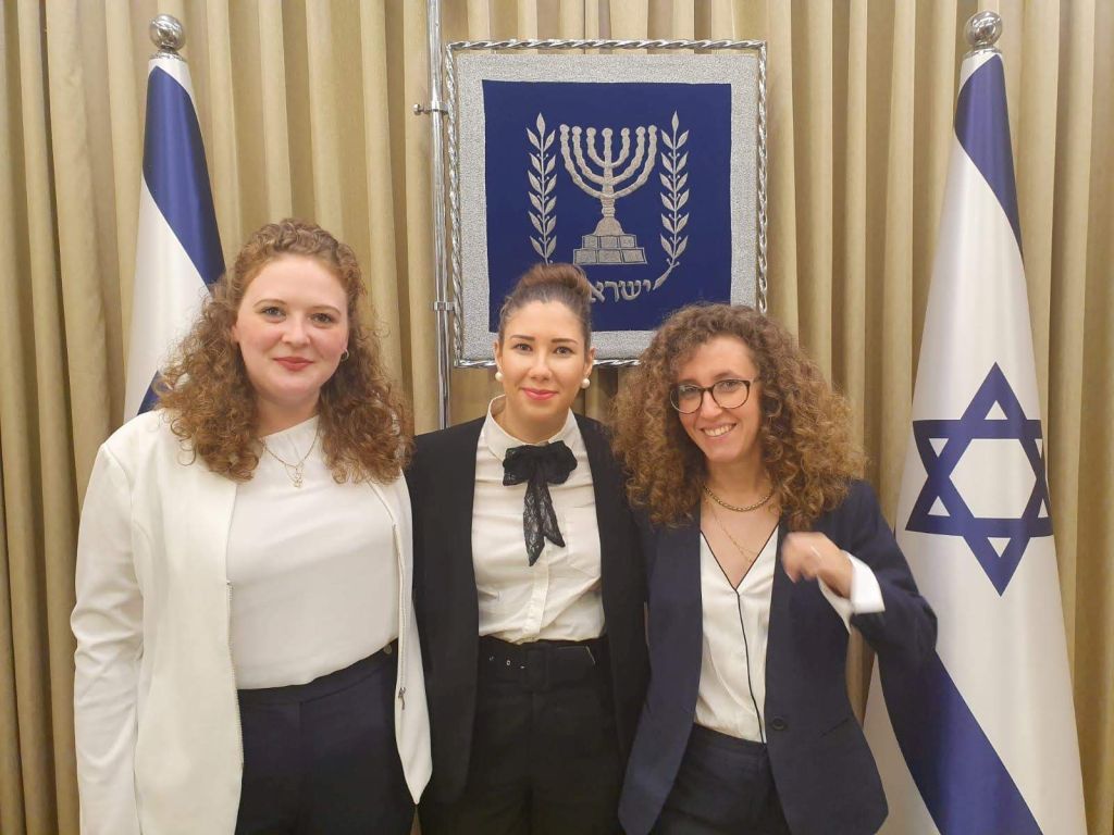 Shirel, en el medio, con otras dos compañeras del curso, en Beit HaNasí
